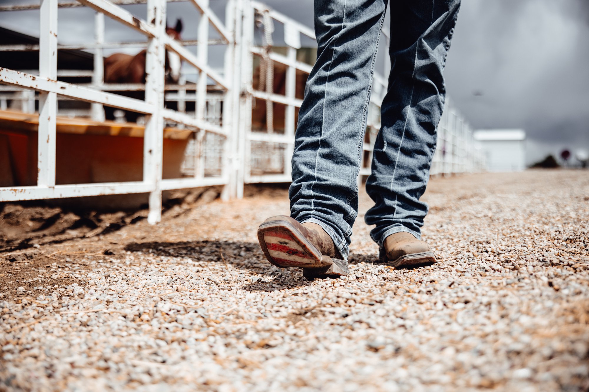 DB5554_feet only walking on gravel_©KaycieTimm-9623